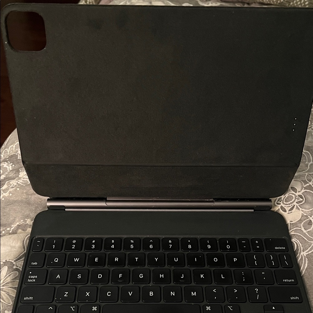 Apple Magic Keyboard Black Case with Integrated Touchpad - Picture 4 of 5